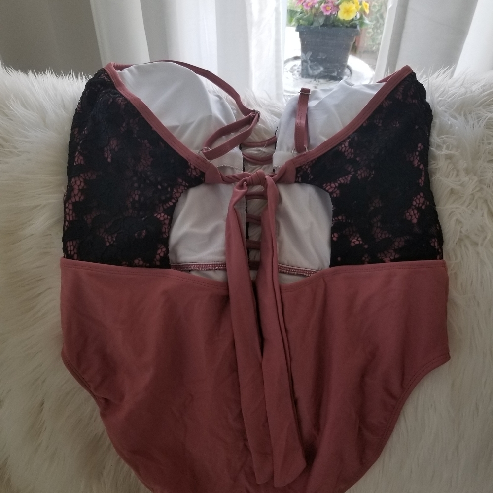 One piece - Picture 2 of 3